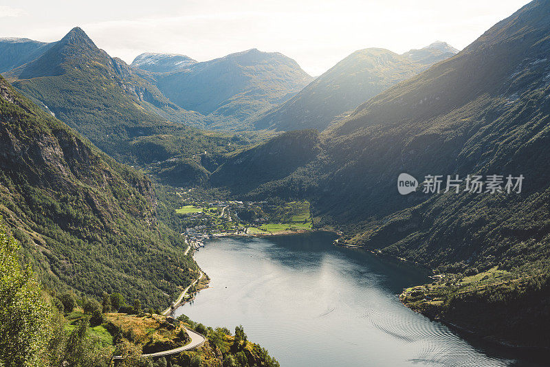 鸟瞰图Sunnylvsfjorden, Geiranger村